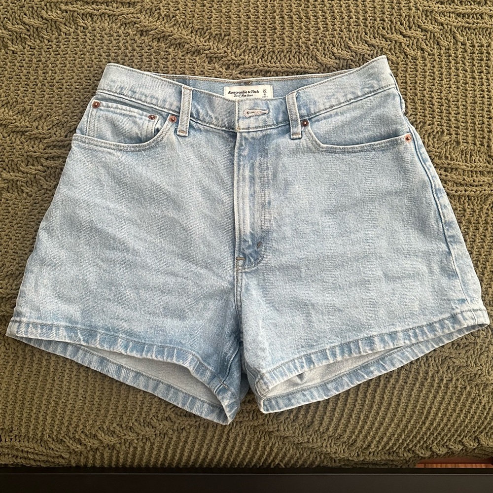 Abercrombie & Fitch High Rise Curve Love 4” Mom Short 27